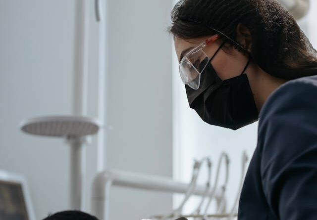 Odsłanianie zębów zatrzymanych w łuku – wskazania i przeciwwskazania