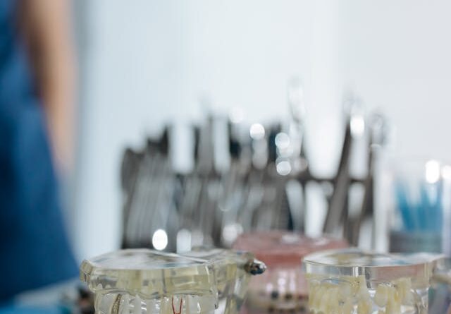 Jak dobrać odpowiedni rodzaj protezy na implantach?