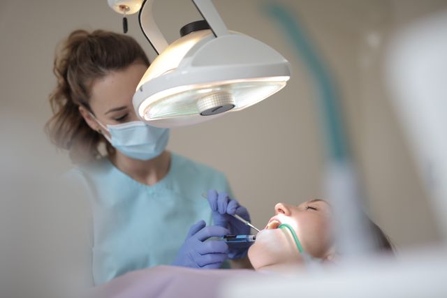 Czy ubytki zębowe mogą powstawać pod starą plombą?