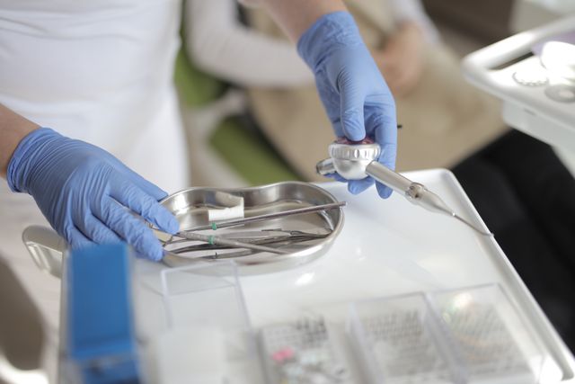 Jak często trzeba zgłaszać się na kontrole po leczeniu periodontologicznym?